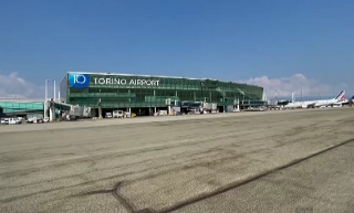 Caselle: malore in volo, l’aereo rientra. Muore passeggero di 35 anni